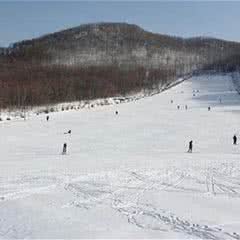 鸣山绿洲滑雪场